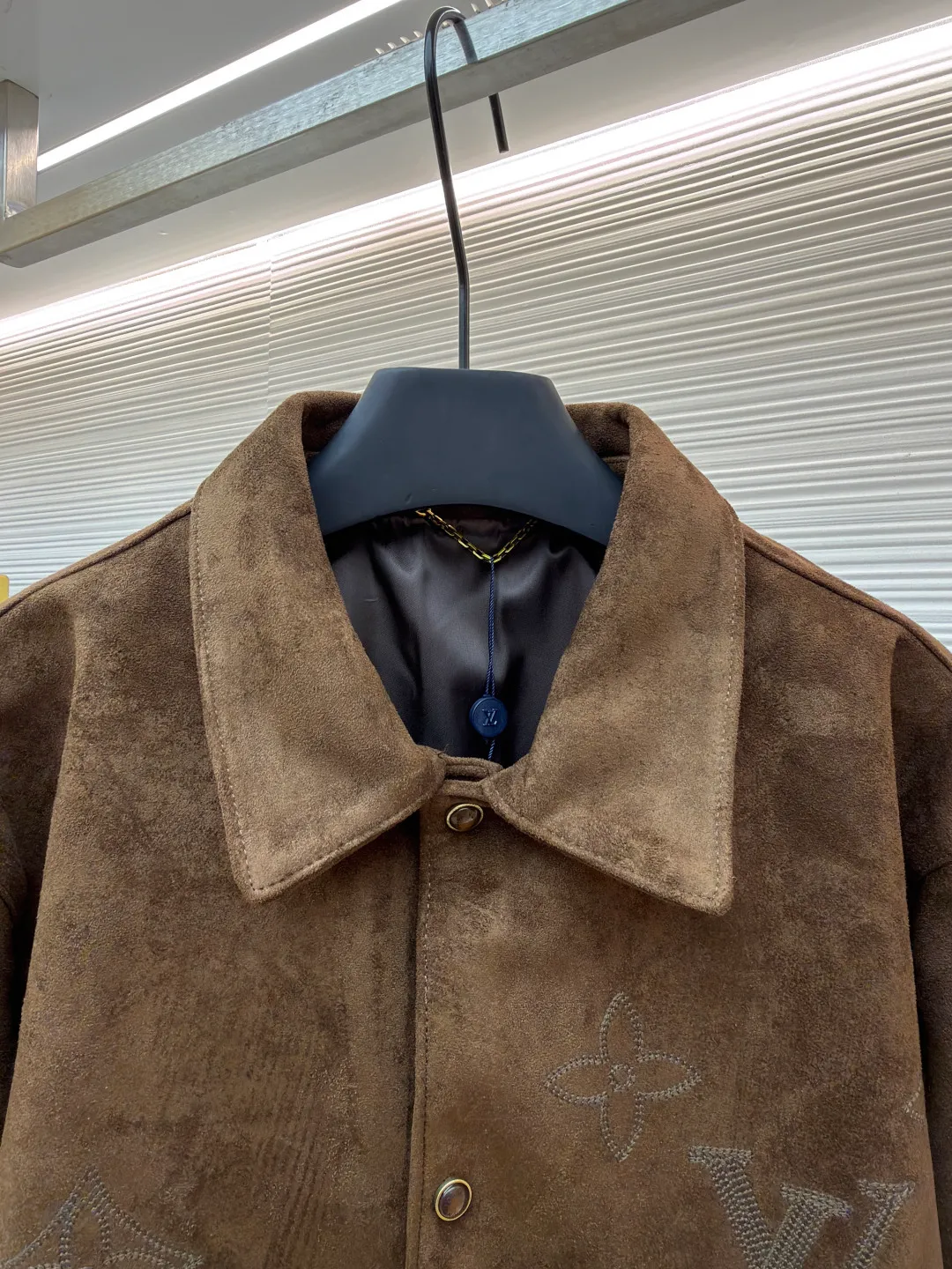 LOUIS VUITTON embroidered suede long-sleeved jacket shirt ●Original version: purchased and developed by 36622 ●Item number: 1682040-C20 ●Material: suede fabric ●Technology: embroidery production ●Color: brown ●Type: fitted version ●Weight: about 1420 grams ●Size: 48-50-52-54 ●Description: Customized original buttons With its elegant tones and exquisite anti-velvet material, it provides a perfect choice for urban elites. The simple design language contains the calmness and restraint of business people, making you feel comfortable in any occasion. The overall wiring is straight and delicate, the fabric is comfortable and soft, and the color is consistent without color difference. It can be matched with the same style to create a fashionable look and control various occasions. Customized accessories, complete with three standards, same style for men and women!